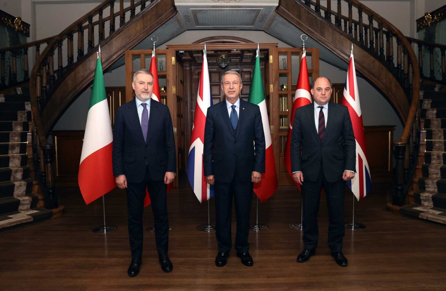 новый министр обороны в италии вступает должность