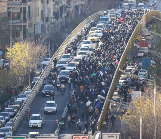 İran’da İnternet Kesintisine Rağmen Protestolar Büyüyor, Rejim Can Kaybını Kabul Etti