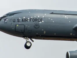 Şarapnel hasarlı KC-135R tanker uçağı İngiltere üzerinde görüntülendi